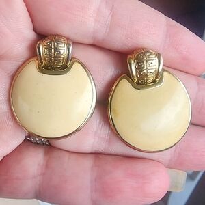 Chic Designer Givency Gold and Cream Enamel Earrings Pierce